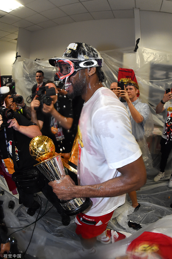 包含赛地聚焦——NBA总决赛今夜热度飙升;多伦多猛龙刷新队史纪录;更衣室稳定;更衣室氛围转暖的词条 包含赛地聚焦——NBA总决赛今夜热度飙升;多伦多猛龙刷新队史纪录;更衣室稳定;更衣室氛围转暖的词条