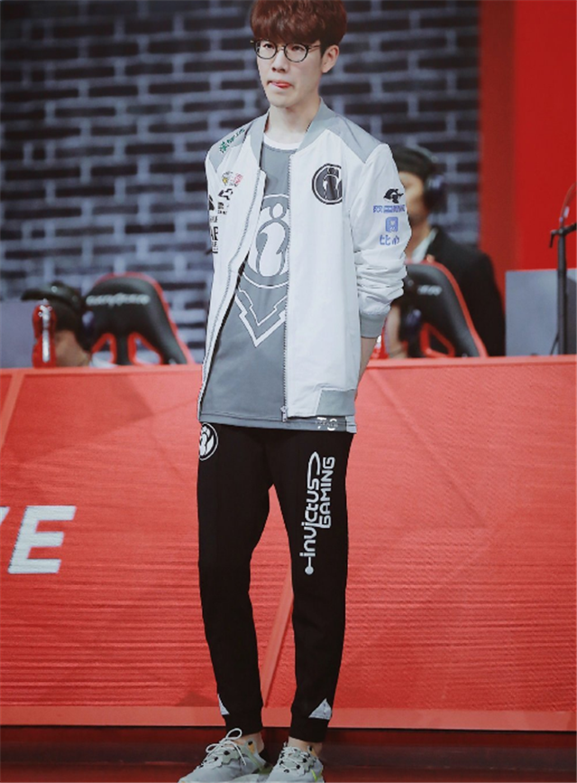 关于TheShy在拜仁比赛中问鼎冠军,关键助攻引发热议!的信息 关于TheShy在拜仁比赛中问鼎冠军,关键助攻引发热议!的信息